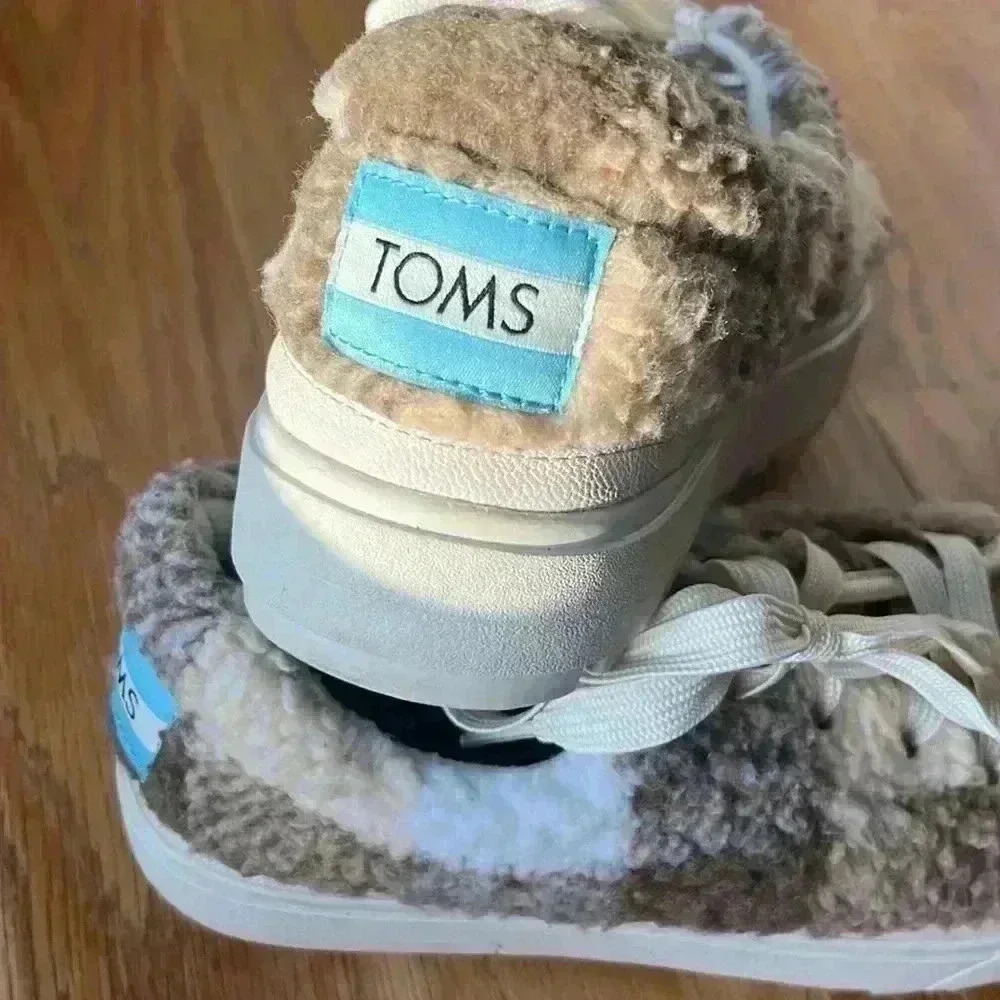 Toms Lace up lug brown multi faux shearling plaid shoes- US womens size 7 - Picture 9 of 10